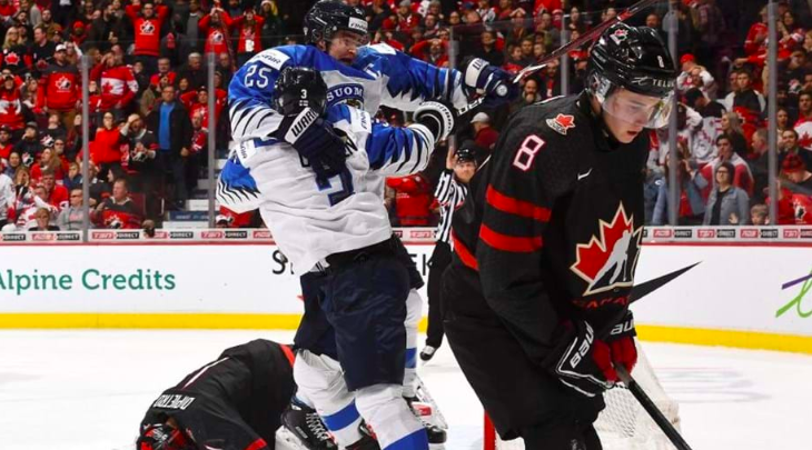 Эпизод матча Канада - Финляндия на МЧМ по хоккею
