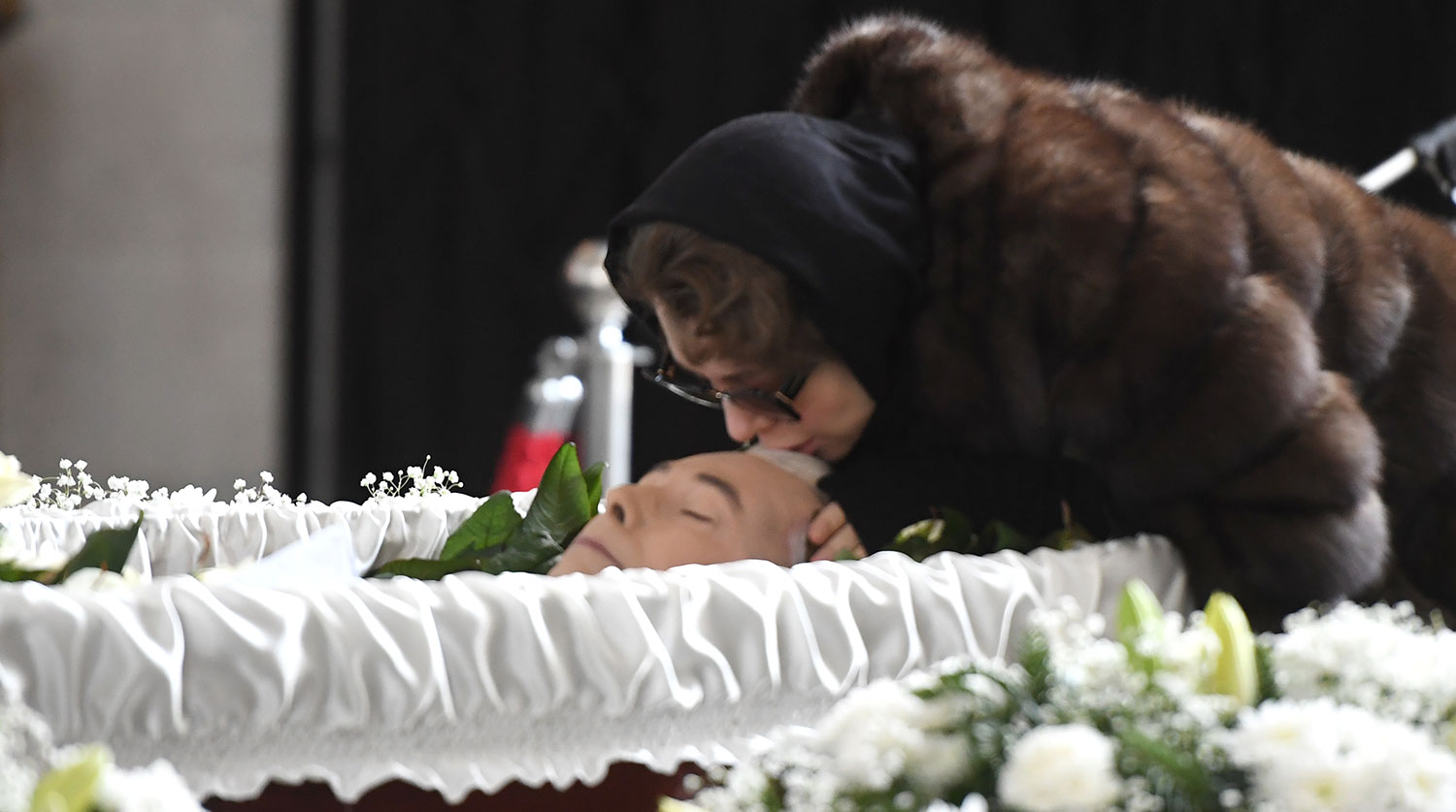 Женщина похоронившая мужа. Могила Игоря Малашенко на Троекуровском кладбище. Могила Игоря Малашенко.