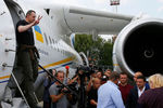 Освобожденный в рамках обмена России и Украины режиссер Олег Сенцов выходит из самолета в аэропорту Борисполя, 7 сентября 2019 года