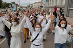 Участницы демонстрации против полицейского насилия на четвертый день протестов в Минске, 12 августа 2020 года