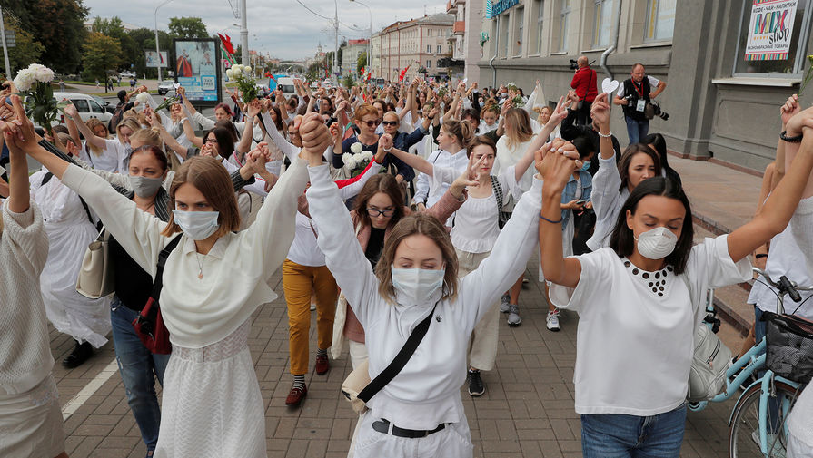 Участницы демонстрации против полицейского насилия на&nbsp;четвертый день протестов в&nbsp;Минске, 12 августа 2020 года