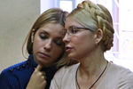 Юлия Тимошенко с дочерью Евгенией в Печерском районном суде Киева, где проходит оглашение приговора по уголовному делу в отношении Юлии Тимошенко, 2011 год