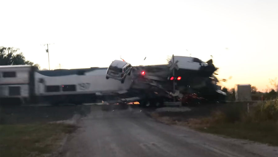 Поезд отправил автомобили в полет на ж/д переезде