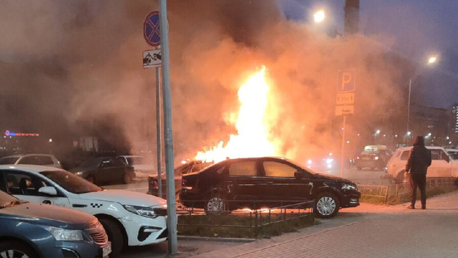 В Санкт-Петербурге бездомный сжег припаркованный у магазина легковой автомобиль