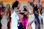 «Мисс Нью-Йорк» (слева) и новая «Мисс Америка» Грейс Станке (справа) во время награждения в финале конкурса