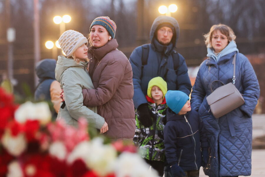 Люди у&nbsp;стихийного мемориала на&nbsp;Московском проспекте в&nbsp;Санкт-Петербурге, 23&nbsp;марта 2024&nbsp;года