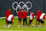 Испанские футболисты готовятся повторить в Лондоне результат двух последних Евро и ЧМ-2010