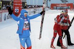 Александр Легков празднует победу в индивидуальной гонке свободным стилем