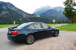Объем багажного отделения BMW 740 в составляет 500 литров, багажник довольно глубокий и отделан мягким ворсом.