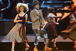 Певец Фаррелл Уильямс во время выступления на церемонии вручения музыкальных наград Brit Awards в Лондоне