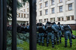 Сотрудники спецподразделения «Беркут» охраняют здание ЦИК во время акции протеста против фальсификации на выборах в Верховную раду Украины. Ноябрь 2012 года
