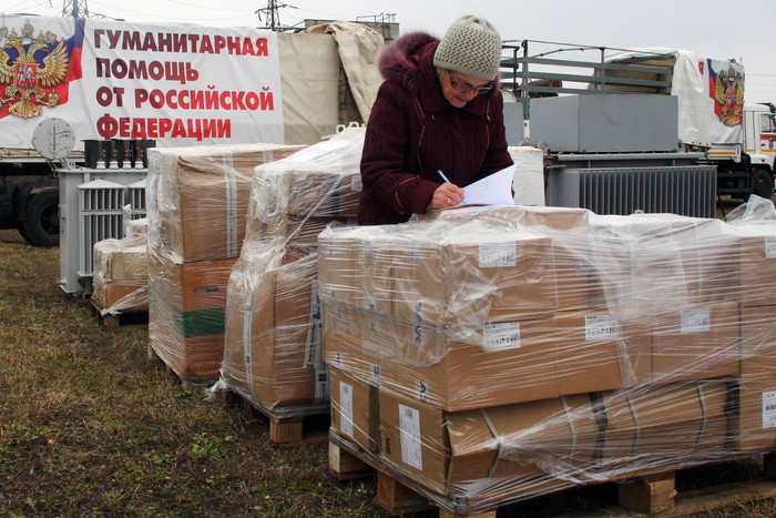 Коробки на месте разгрузки колонны с гуманитарной помощью для жителей юго-востока Украины