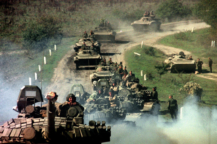 Федеральные войска двигаются по&nbsp;дороге Назрань &mdash; Грозный в&nbsp;районе чечено-ингушской границы, ноябрь 1999&nbsp;года