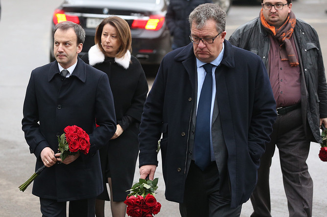 Вице-премьер РФ Аркадий Дворкович, вице-премьер РФ, руководитель аппарата правительства РФ Сергей Приходько (справа налево), пресс-секретарь премьер-министра России Наталья Тимакова и журналист Александр Будберг (на втором плане) у Сахаровского центра