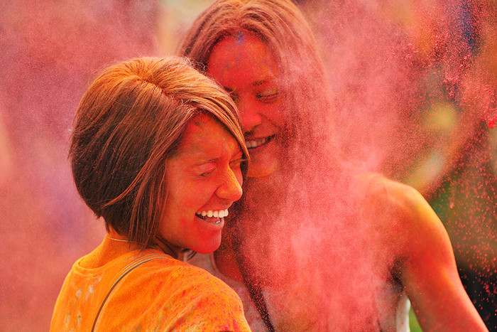 Участники индийского фестиваля красок Холи 