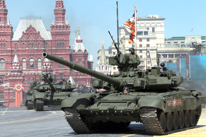 Танк Т-90А во время генеральной репетиции парада Победы на Красной площади