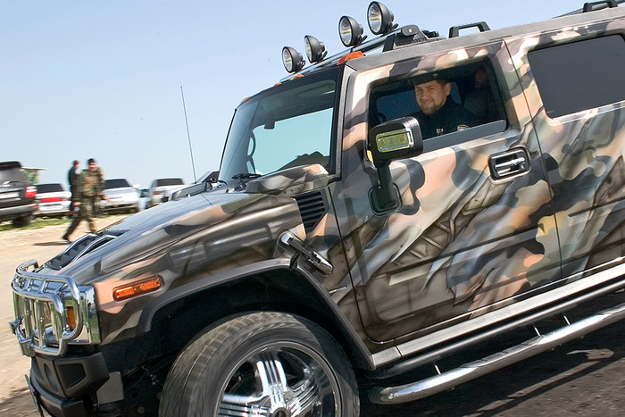 Президент Чечни Рамзан Кадыров за рулем внедорожника Hummer