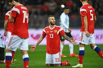 В центре: Федор Кудряшов (Россия) в товарищеском матче между сборными командами России и Аргентины.