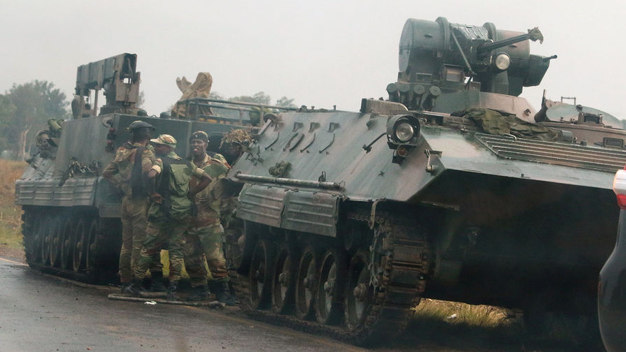 Солдаты стоят возле военной техники, 14 ноября 2017 года. Хараре (Зимбабве) 