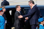 Премьер-министр РФ Дмитрий Медведев и президент Сербии Александр Вучич военном смотре сербской армии «Свобода 2019» на аэродроме Батайница
