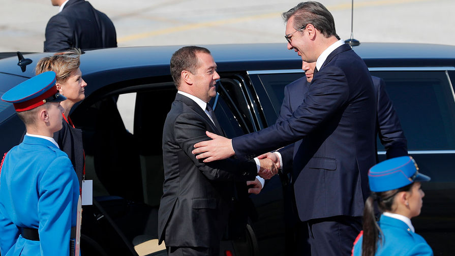 Премьер-министр РФ Дмитрий Медведев и президент Сербии Александр Вучич военном смотре сербской армии «Свобода 2019» на аэродроме Батайница