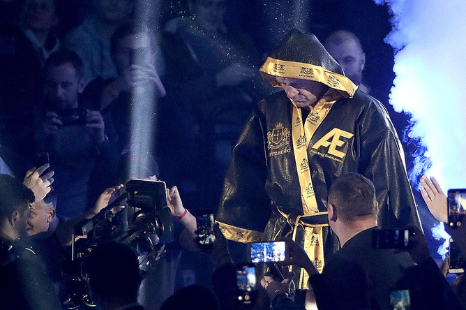 Российский боец MMA Александр Емельяненко перед началом «Главного боя года: Кокляев vs Емельяненко» с мастером спорта международного класса по тяжелой атлетике и пауэрлифтингу Михаилом Кокляевым на «ВТБ-арене», 30 ноября 2019 года