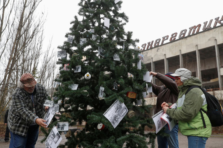 Бывшие жители Припяти во время украшения новогодней елки, первой после катастрофы на&nbsp;ЧАЭС, 25 декабря 2019 года
