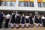 Первоклассники во время линейки в Дядьковской средней школе в Рязани, 1 сентября 2020 года