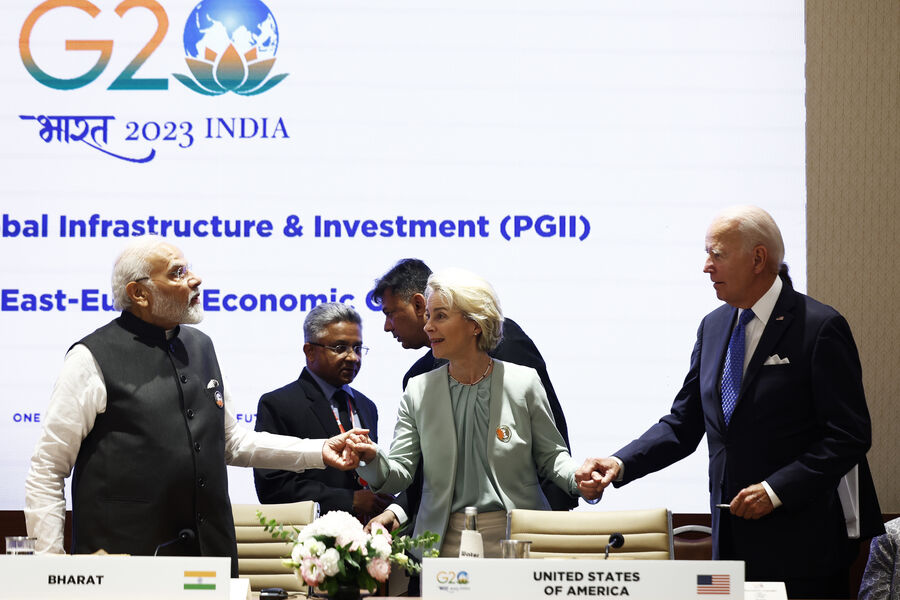 Президент ЕC Урсула фон дер Ляйен (в центре) держится за руки с президентом США Джо Байденом (справа) и премьер-министром Индии Нарендрой Моди на саммите G20 в Нью-Дели, Индия , 9 сентября 2023 года