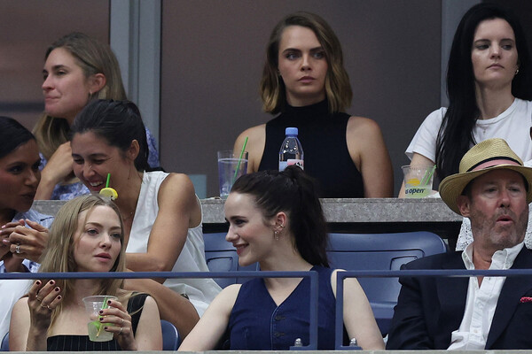 Актрисы Аманда Сайфред и Рэйчел Броснахэн (на переднем плане слева) и модель Кара Делевинь (в центре) во время теннисного матча US Open, 2023&nbsp;год 