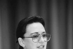 Ирина Хакамада во время выступления на открытии международного форума «Мировой опыт и экономика СССР», Москва, 1991 год