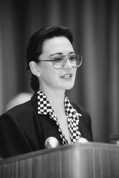 Ирина Хакамада во время выступления на&nbsp;открытии международного форума &laquo;Мировой опыт и экономика СССР&raquo;, Москва, 1991&nbsp;год