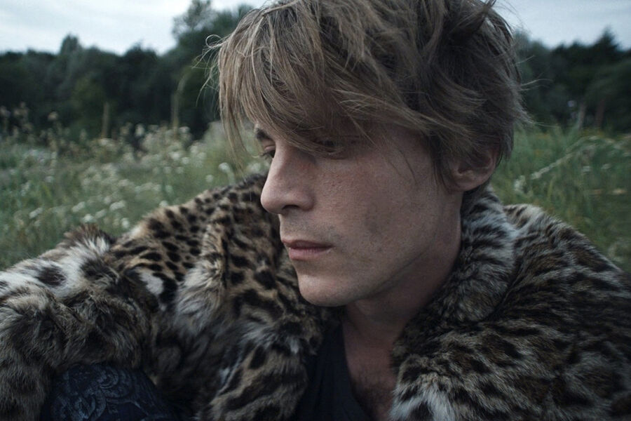 <b>“Топи” (2021)</b>
<br><br>
“Топи” Владимира Мирзоева значительно увеличили фанатский корпус Ивана Янковского, стали первым сериалом в фильмографии артиста – и заодно подняли продажи шуб с леопардовым принтом в стране.