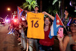 Кубинские эмигранты на улицах Маленькой Гаваны в Майами празднуют известие о смерти Фиделя Кастро