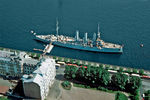 Вид на Неву, крейсер «Аврора» и отель «Санкт-Петербург» в центре города