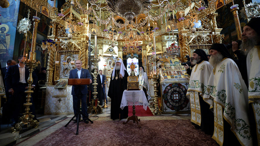 Президент России Владимир Путин и патриарх Московский и всея Руси Кирилл в монастыре Святого Пантелеймона на Афоне, май 2016 года