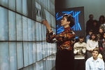 Девушка открывает на табло буквы, угаданные участниками телеигры «Поле чудес», 1991 год