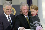 Билл Клинтон с племянником на церемонии помилования, 2000 год
