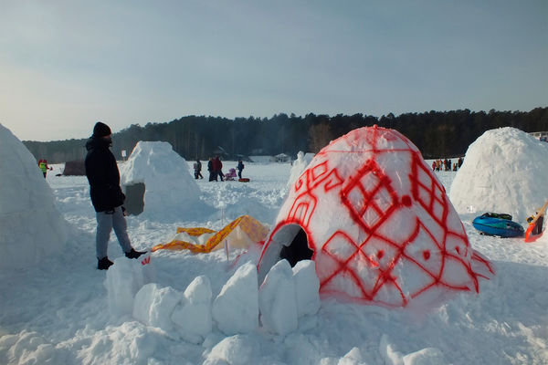 На зимнем фестивале Иглу-2022 «Город эскимосов» в Новосибирске
