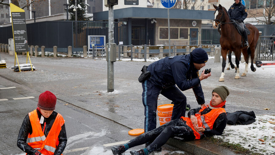 В Германии экоактивисты не смогли приклеить себя к дороге из-за мороза