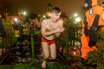 Москва. Мужчина во время крещенских купаний на Дворцовом пруду парка «Останкино», 19 января 2023 года