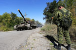 Военнослужащие Луганской народной республики во время отвода вооружений калибром до 100 мм от линии соприкосновения в районе поселка Александровск
