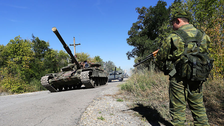 Военнослужащие Луганской народной республики во время отвода вооружений калибром до&nbsp;100 мм от линии соприкосновения в&nbsp;районе поселка Александровск
