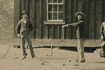 Билли Кид (слева) и члены его банды играют в крокет после свадьбы, лето 1878 года