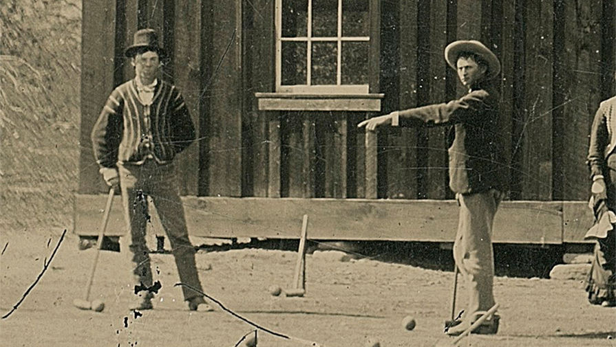 Билли Кид (слева) и члены его банды играют в&nbsp;крокет после свадьбы, лето 1878&nbsp;года