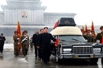 Ким Чен Ын рядом с катафалком Lincoln с телом Ким Ир Сена на похоронной церемонии в Пхеньяне, 2011 год