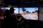 Посетитель играет в гоночную игру WRC 7 на выставке Electronic Entertainment Expo в Лос-Анджелесе