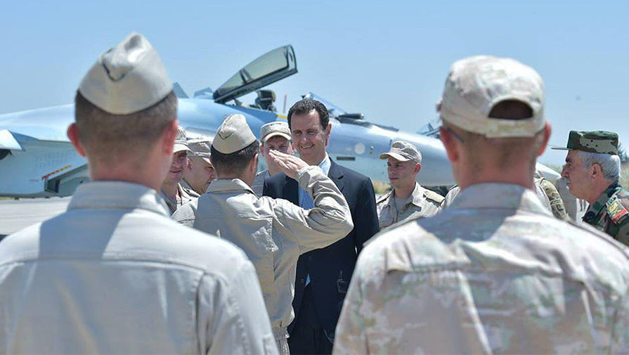 Президент Сирии Башар Асад на российской авиабазе Хмеймим в провинции Латакия. Фотографии опубликованы агентством SANA 27 июня 2017 года
