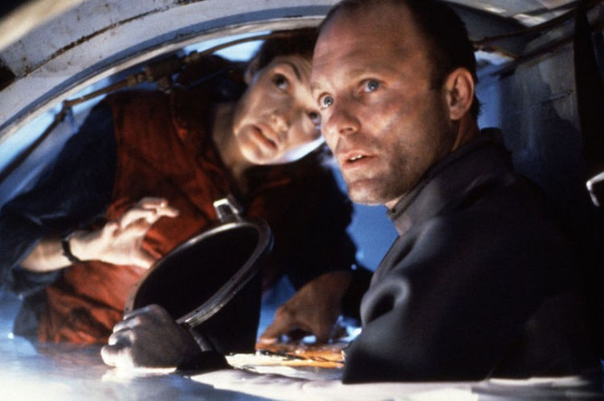 Мэри Элизабет Мастрантонио и Эд Харрис в фильме «Бездна» (1989)