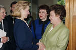 Супруги президентов России и США Наина Ельцина и Хиллари Клинтон во время посещения клиники детских болезней имени Сеченова, 1995 год 